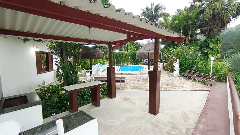 Conforto em Juquitiba: Piscina e Lago para Pesca