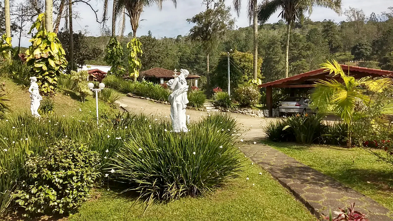 Conforto em Juquitiba: Piscina e Lago para Pesca