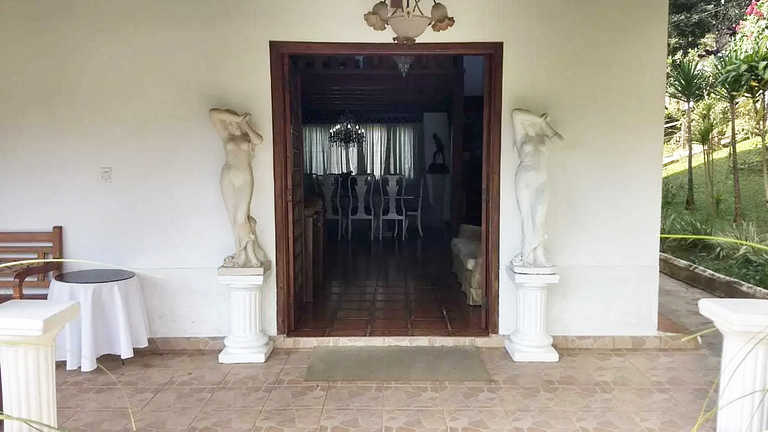 Conforto em Juquitiba: Piscina e Lago para Pesca