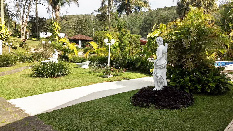 Conforto em Juquitiba: Piscina e Lago para Pesca