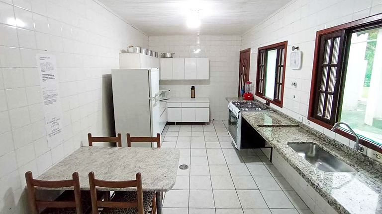 Conforto em Juquitiba: Piscina e Lago para Pesca