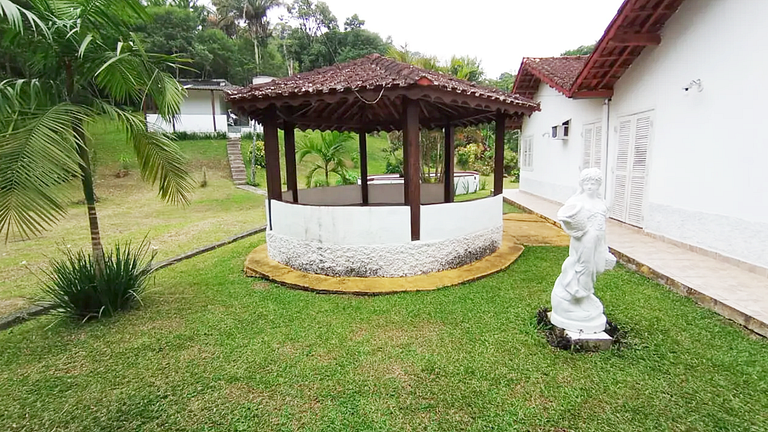 Conforto em Juquitiba: Piscina e Lago para Pesca