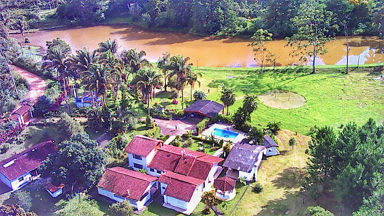 Conforto em Juquitiba: Piscina e Lago para Pesca