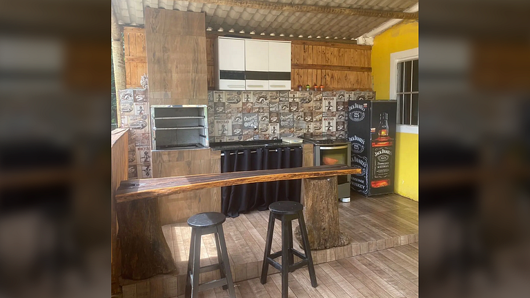 Refúgio em Serra Azul MG: Piscina e Churrasqueira