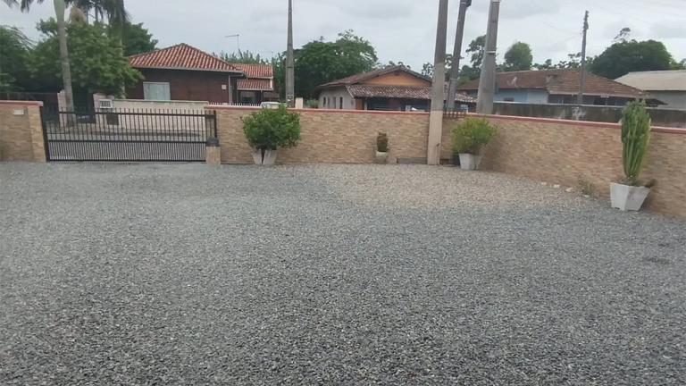 Barra do Sul: Casa completa com Churrasqueira