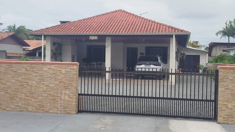 Barra do Sul: Casa completa com Churrasqueira