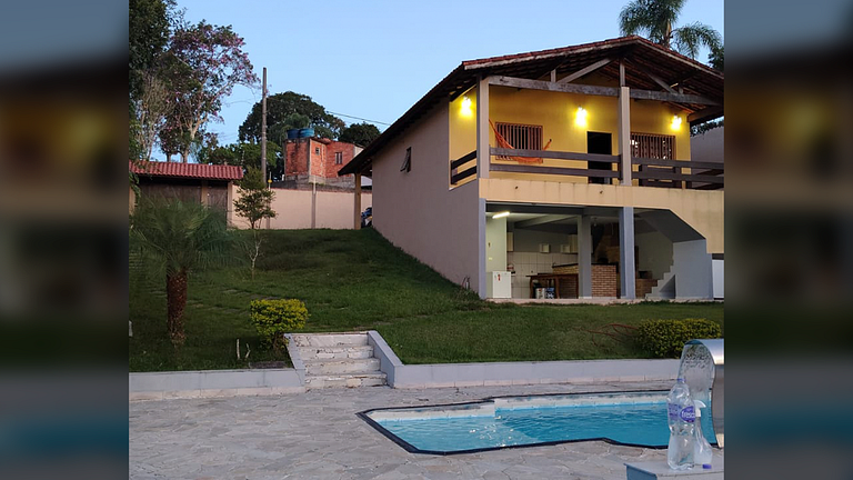 Embu-Guaçu: Refúgio Piscina Campo de Futebol