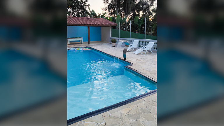 Embu-Guaçu: Refúgio Piscina Campo de Futebol